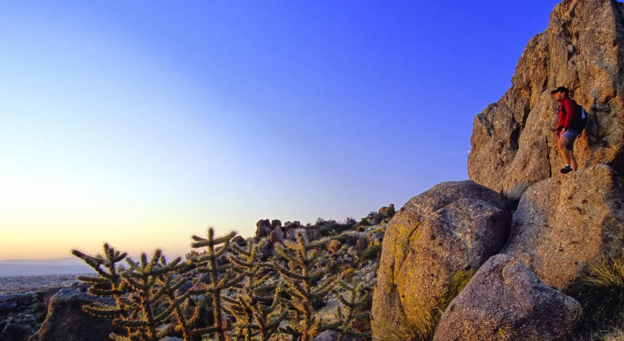在日落时分徒步欣赏令人叹为观止的美景