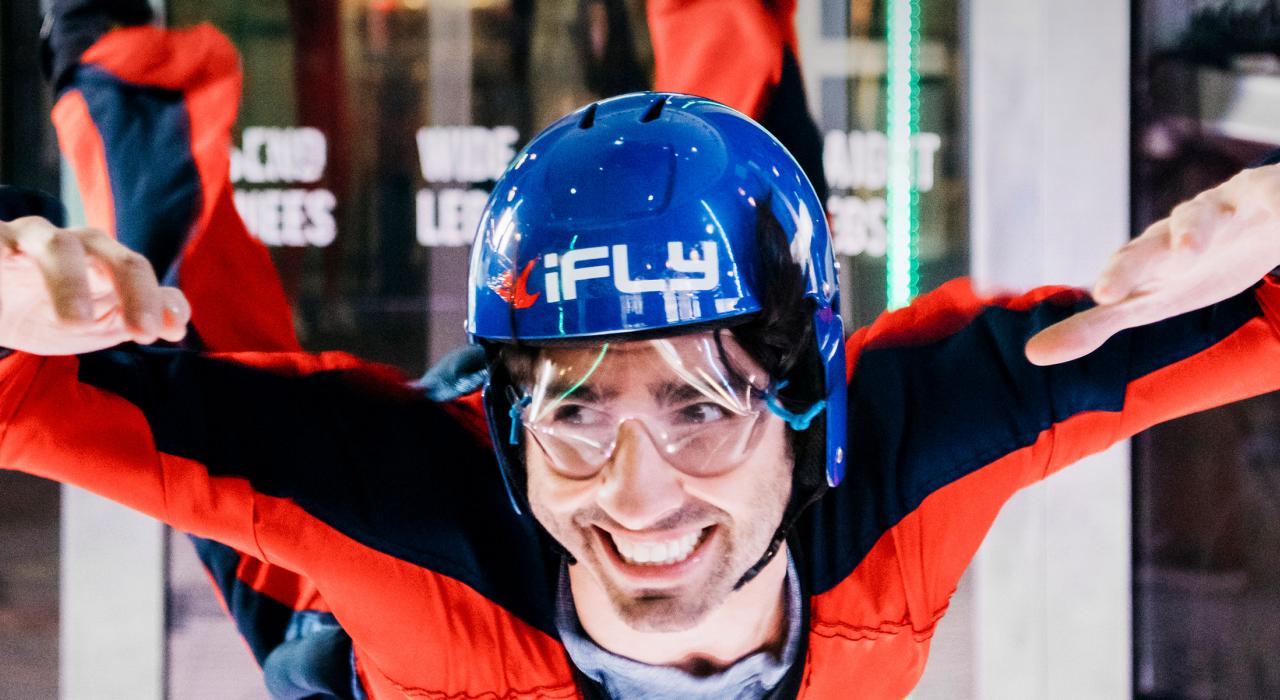 在 iFLY 体验室内跳伞