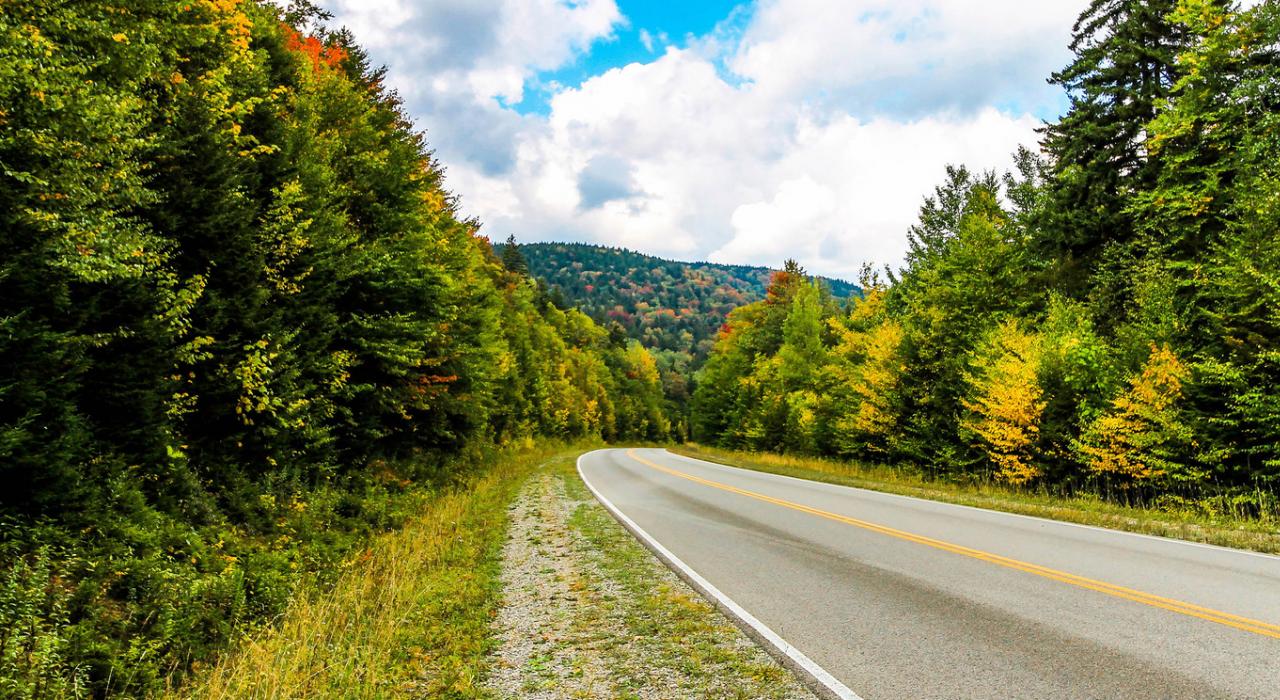 在夏秋更迭之际驾车通过西弗吉尼亚州的高地风景公路