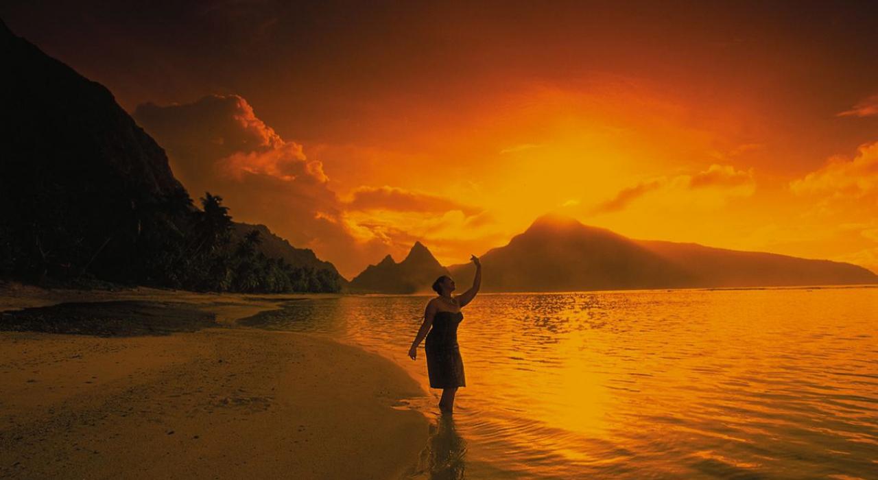 日出时分的马努阿群岛群山与海岸线