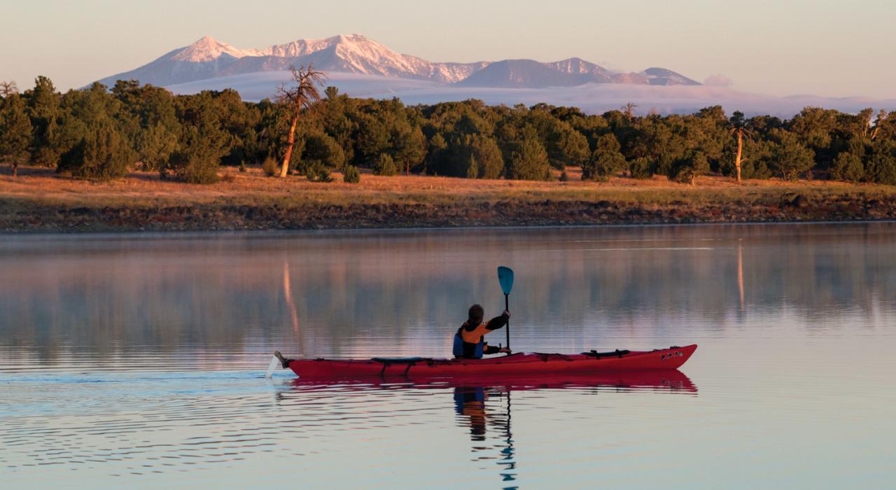 在 Ashurst Lake 湖上不紧不慢地划皮划艇