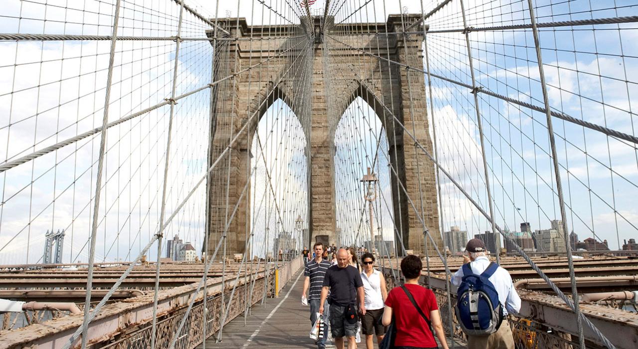 走过标志性的布鲁克林大桥