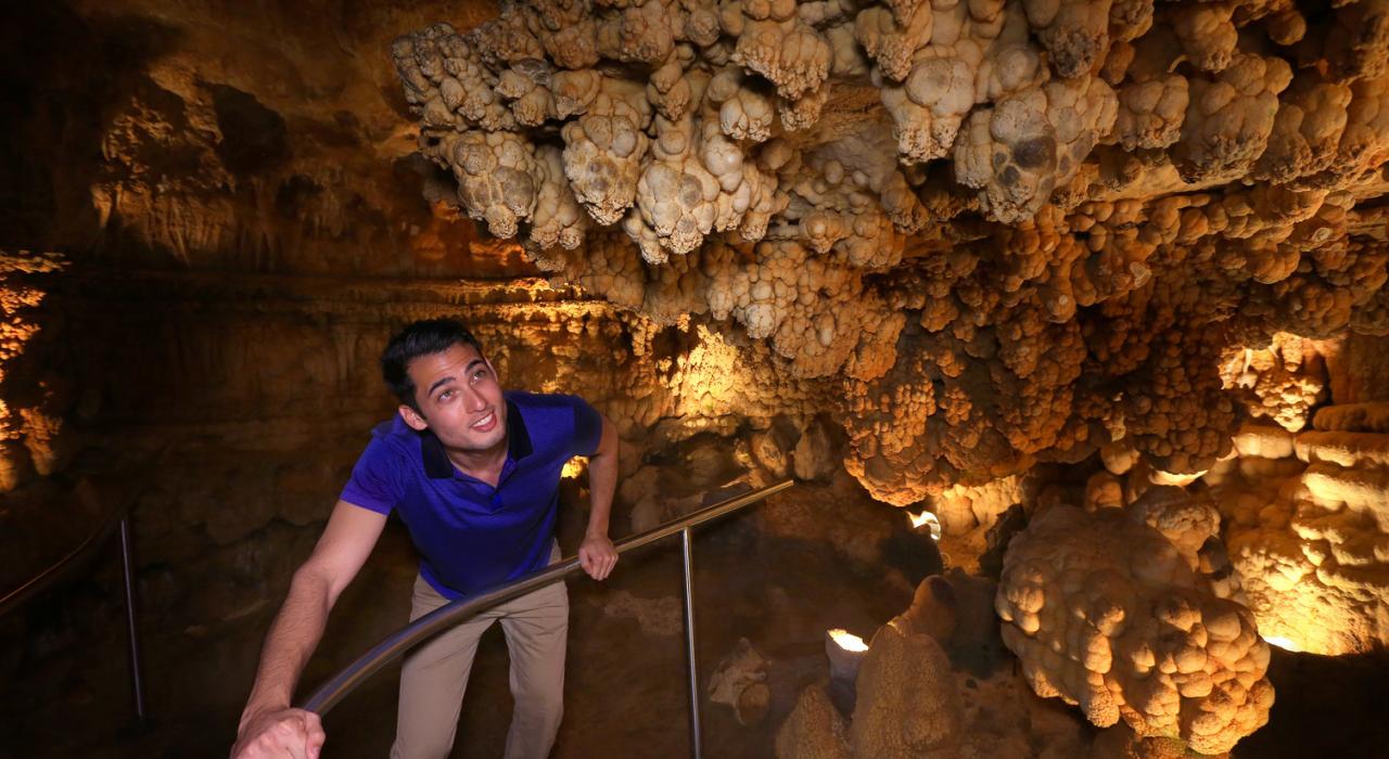 穿行于密苏里州梅勒梅克洞穴公园的地下隧道