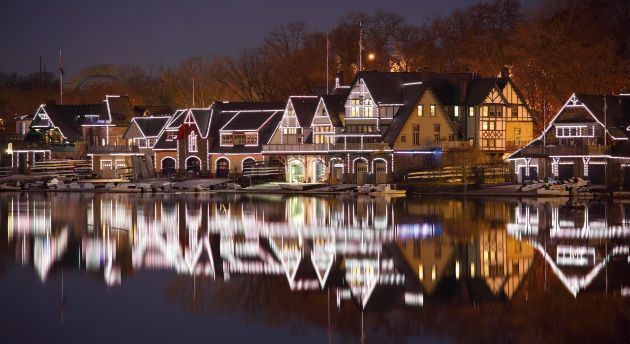 宾夕法尼亚州费城的联排船屋挂满圣诞节彩灯