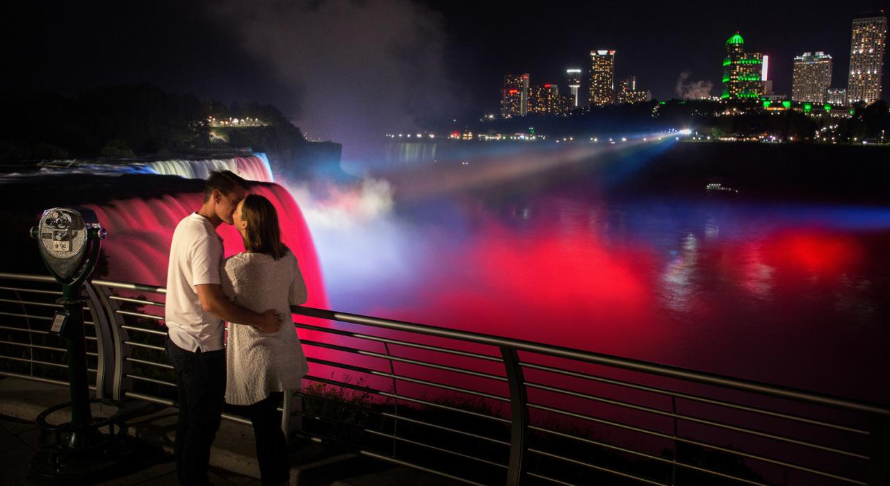 夜幕中被灯光照亮的瀑布