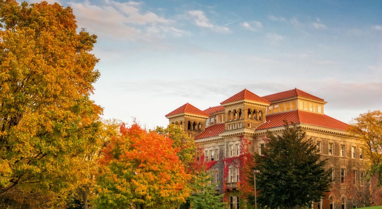 纽约州雪城大学内绚丽多彩的秋叶和庄严肃穆的建筑群