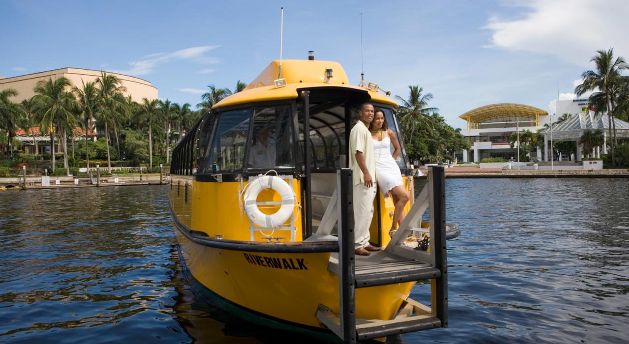 从水上出租车上欣赏美景