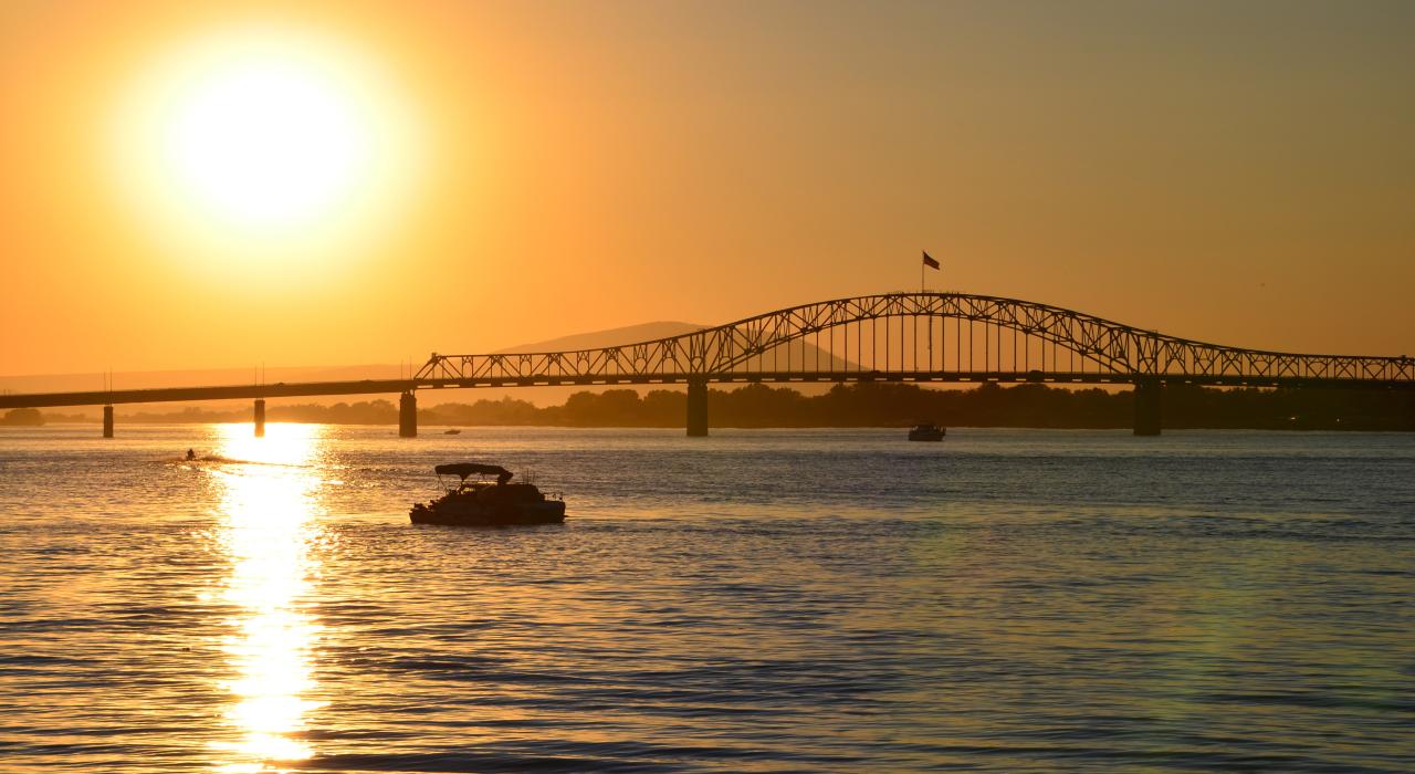 华盛顿州哥伦比亚河的日落时分