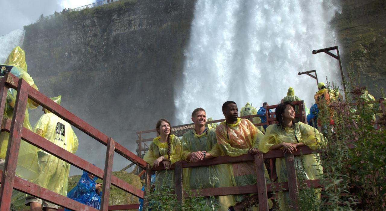 在风之洞的木板道上漫步观景