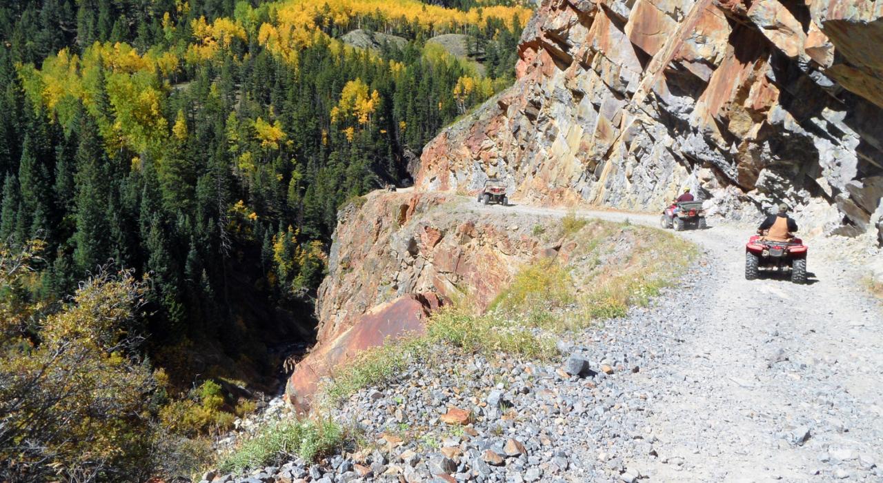 湖城周边小径上的 ATV 探险