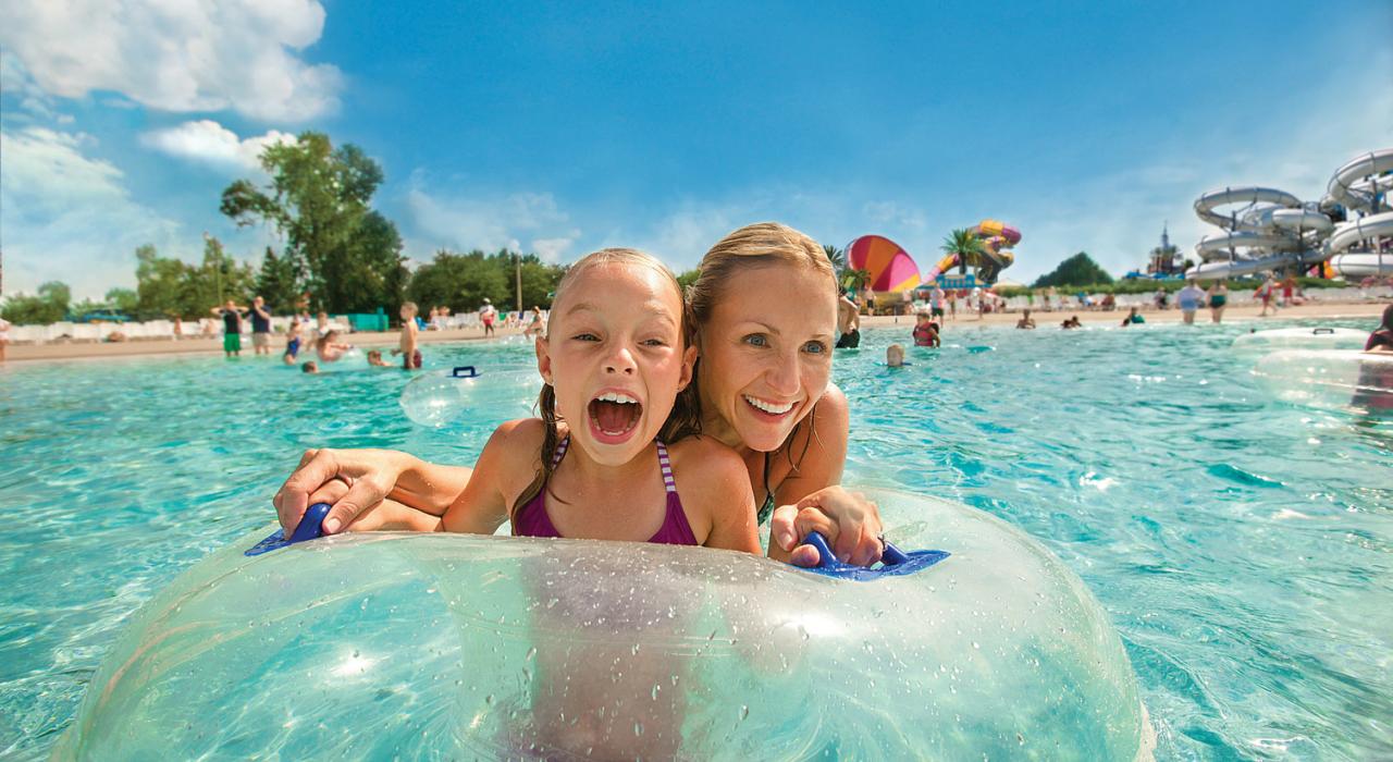 在诺氏水上城市乐园享受惊险游乐设施和水滑梯