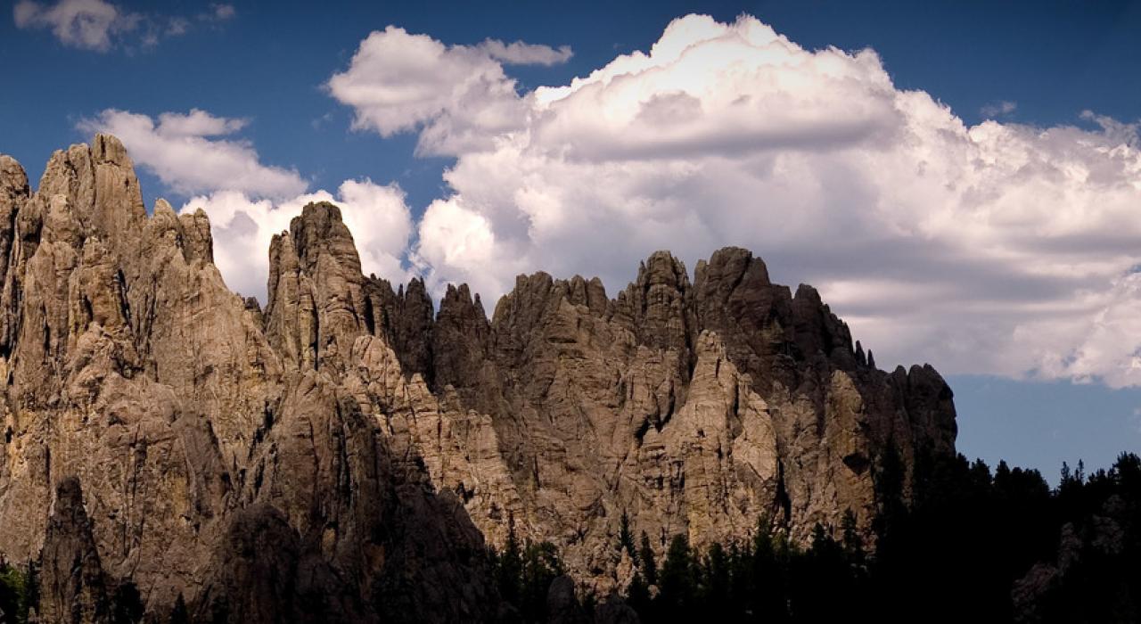 光影之间的尖岩景观