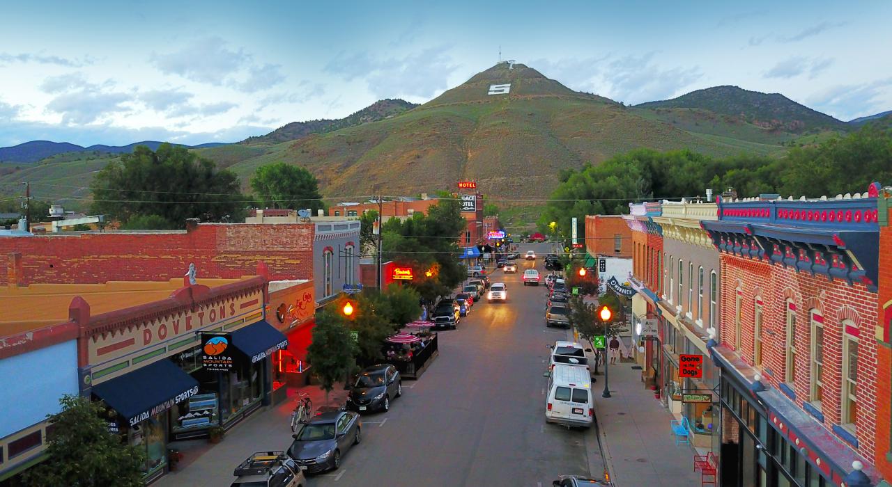 俯瞰萨莉达的古雅街道和周边景致