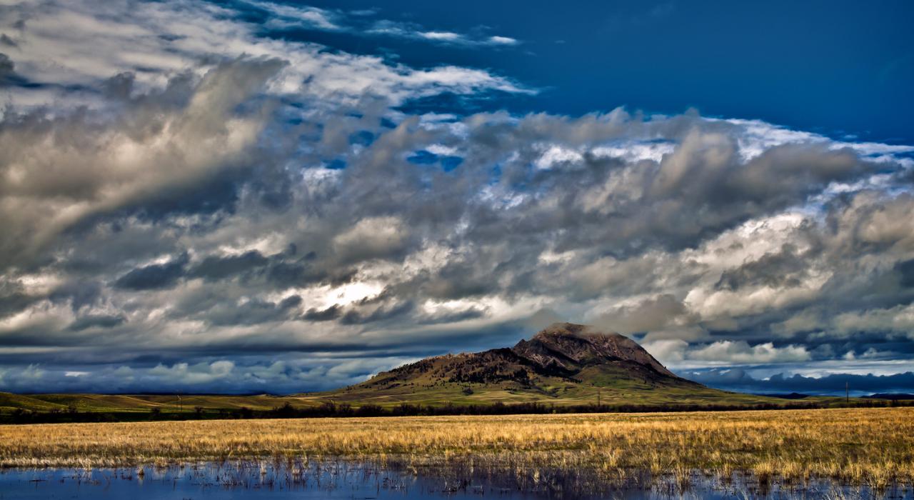 山顶耸入云间的 Bear Butte 山