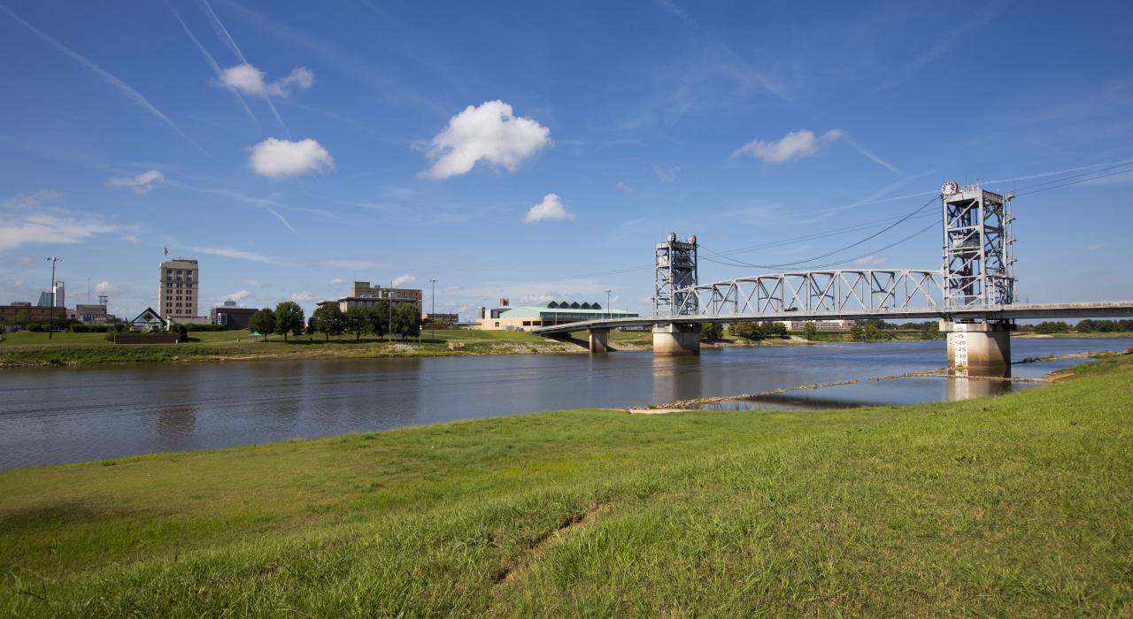 连接着两座城市的 Gillis William Long Bridge 桥