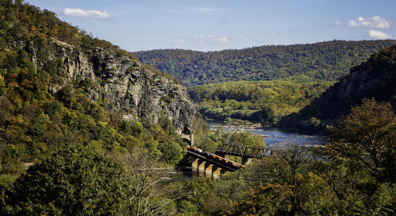 通向哈帕斯山谷波托马克河的人行天桥和铁轨隧道