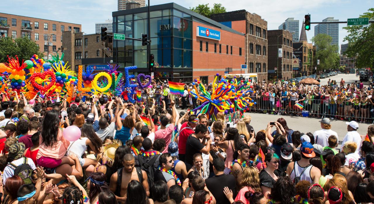 穿过 Addison 街和 Halsted 街交汇处的骄傲大游行