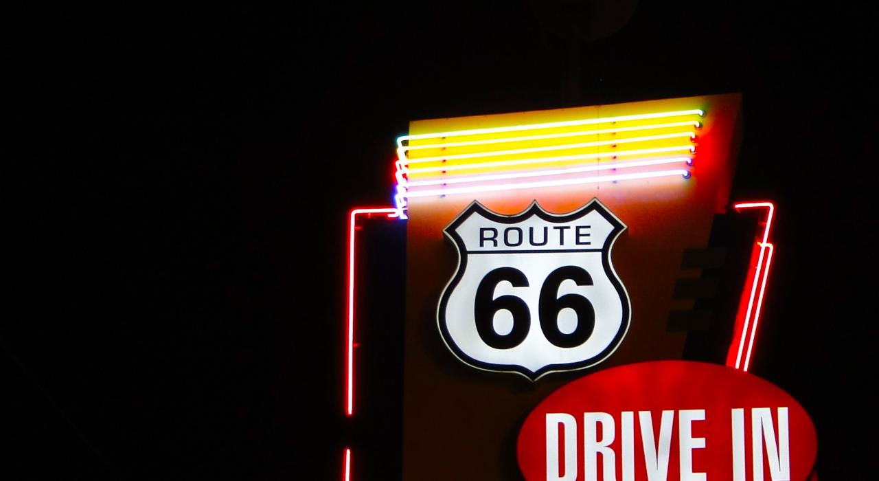 66 号公路汽车电影院的经典霓虹灯招牌 66 号公路汽车电影院的经典霓虹灯招牌