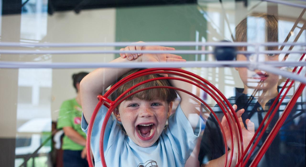 在麦克韦恩科学中心开心地玩