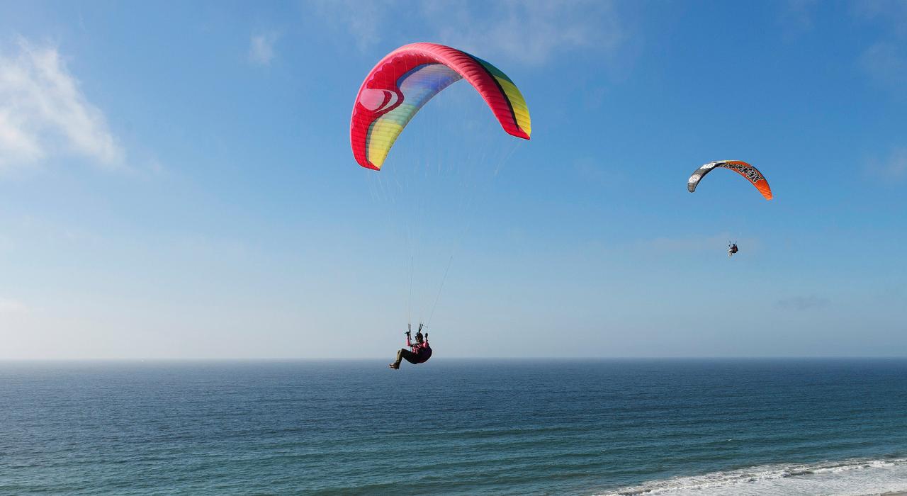 乘滑翔伞越过玛丽娜的海滩