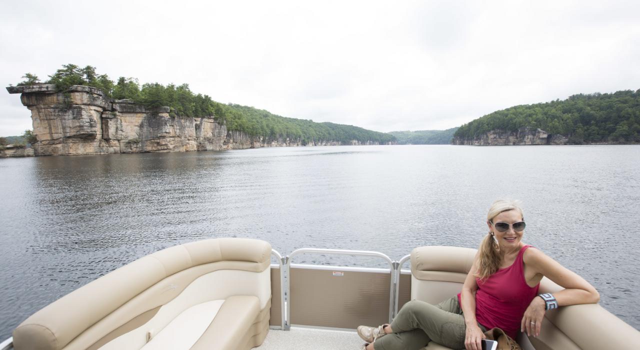 在西弗吉尼亚州的萨默斯维尔湖上乘船游览