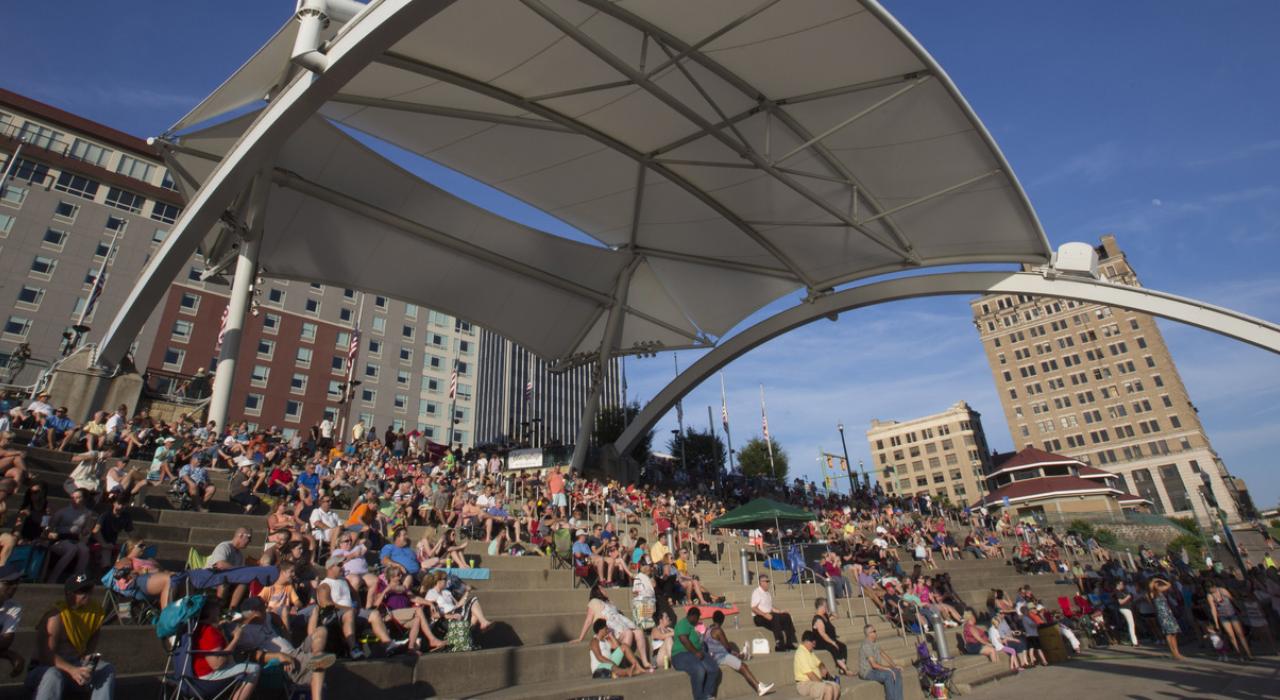 西弗吉尼亚州查尔斯顿每周举办一次的堤坝露天现场音乐会