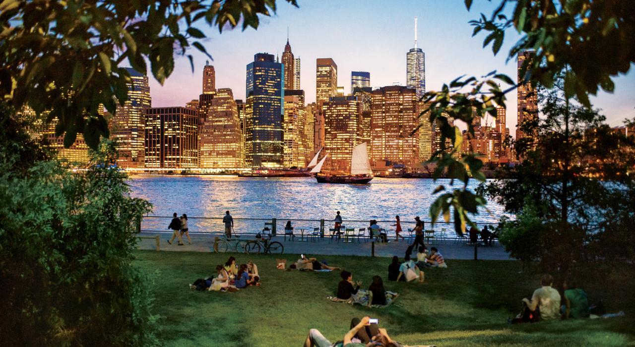 东河沿岸的布鲁克林大桥公园以及纽约市的天际线