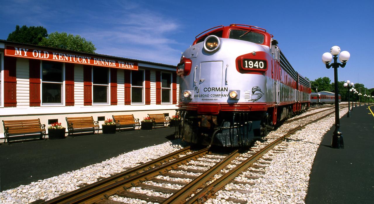 在 Kentucky Bourbon House 旅馆内，老式火车车厢为品尝美食和波本威士忌增添乐趣