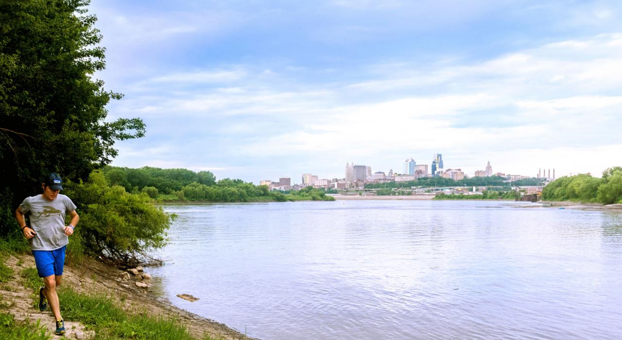 从 Wyandotte County Lake Park 公园的湖畔小径欣赏到的风景