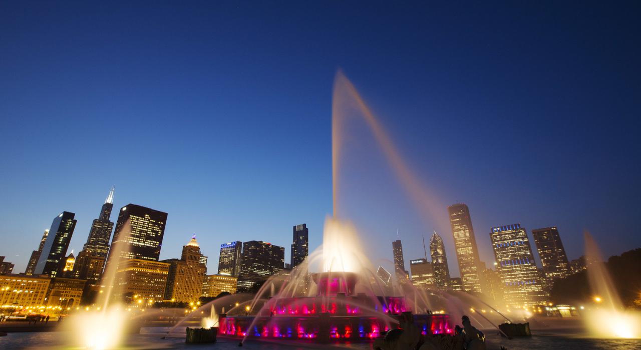 伊利诺伊州芝加哥格兰特公园白金汉喷泉带有音乐编排的水上表演