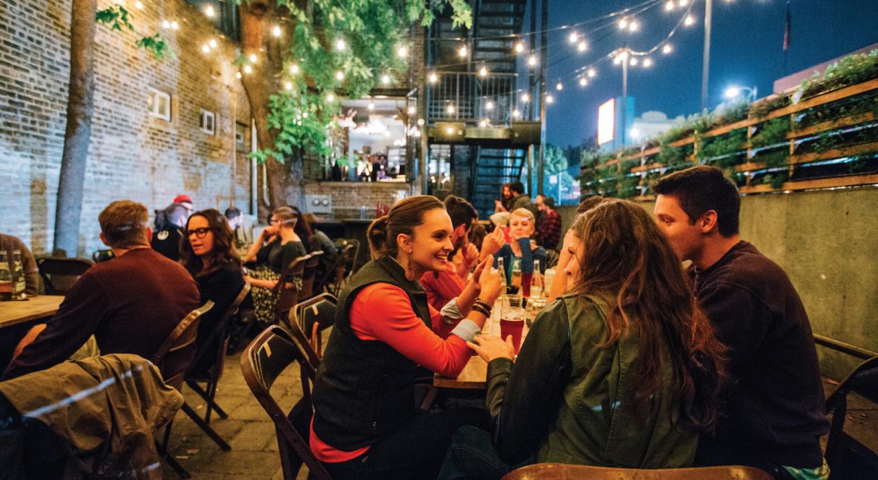 在芝加哥繁华的街区之一享受庭院餐饮