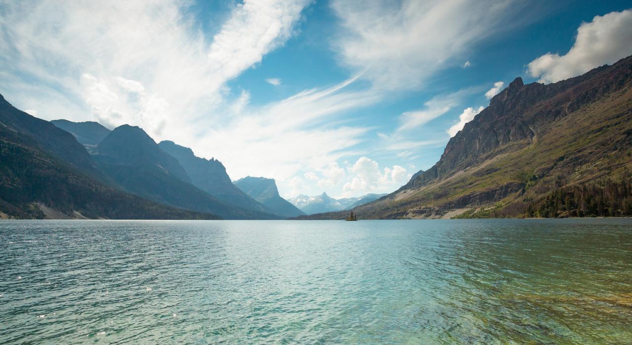 蒙大拿州冰川国家公园16 公里长的圣玛丽湖风景秀美