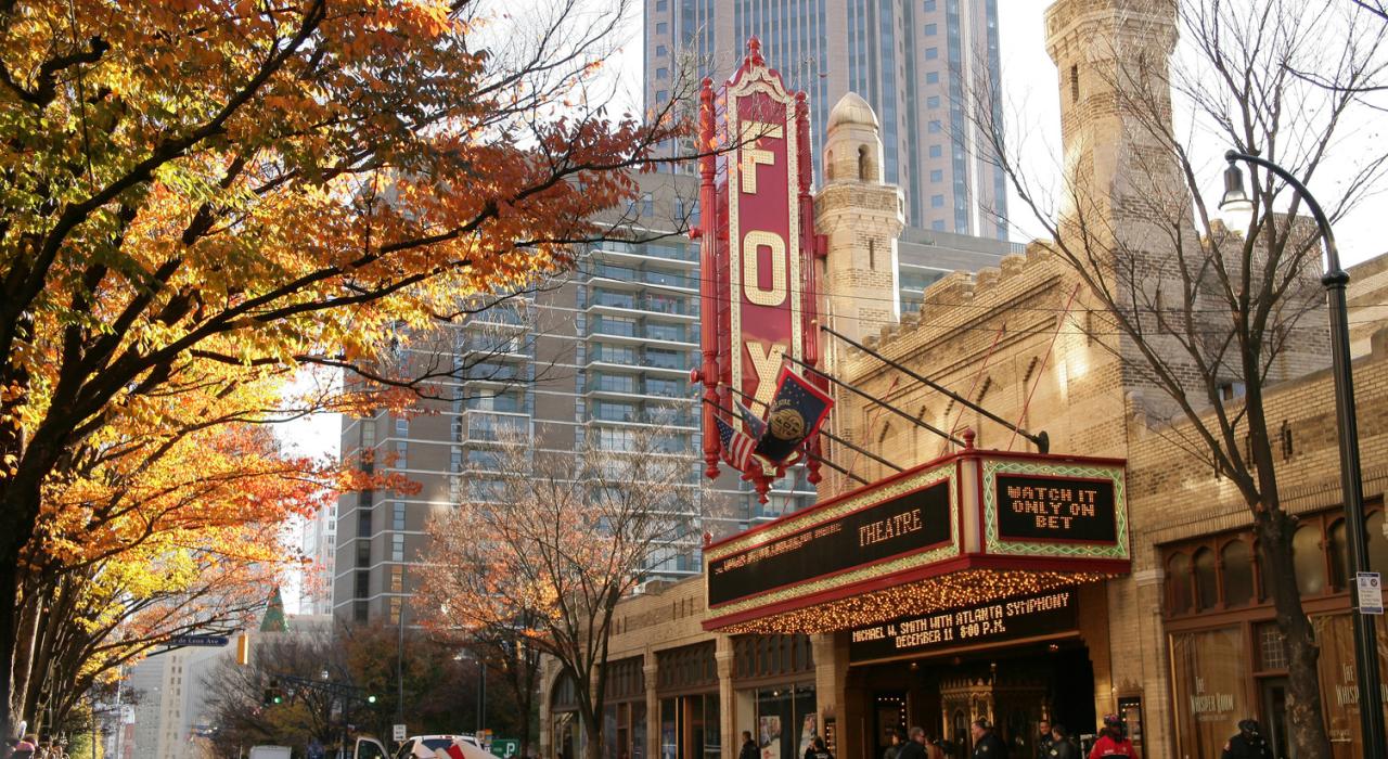 著名的福克斯剧院，1920 年代华丽风格的电影宫殿，位于乔治亚州亚特兰大