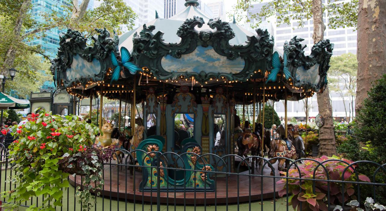 纽约市被誉为“曼哈顿城市广场”的布莱恩公园内的旋转木马