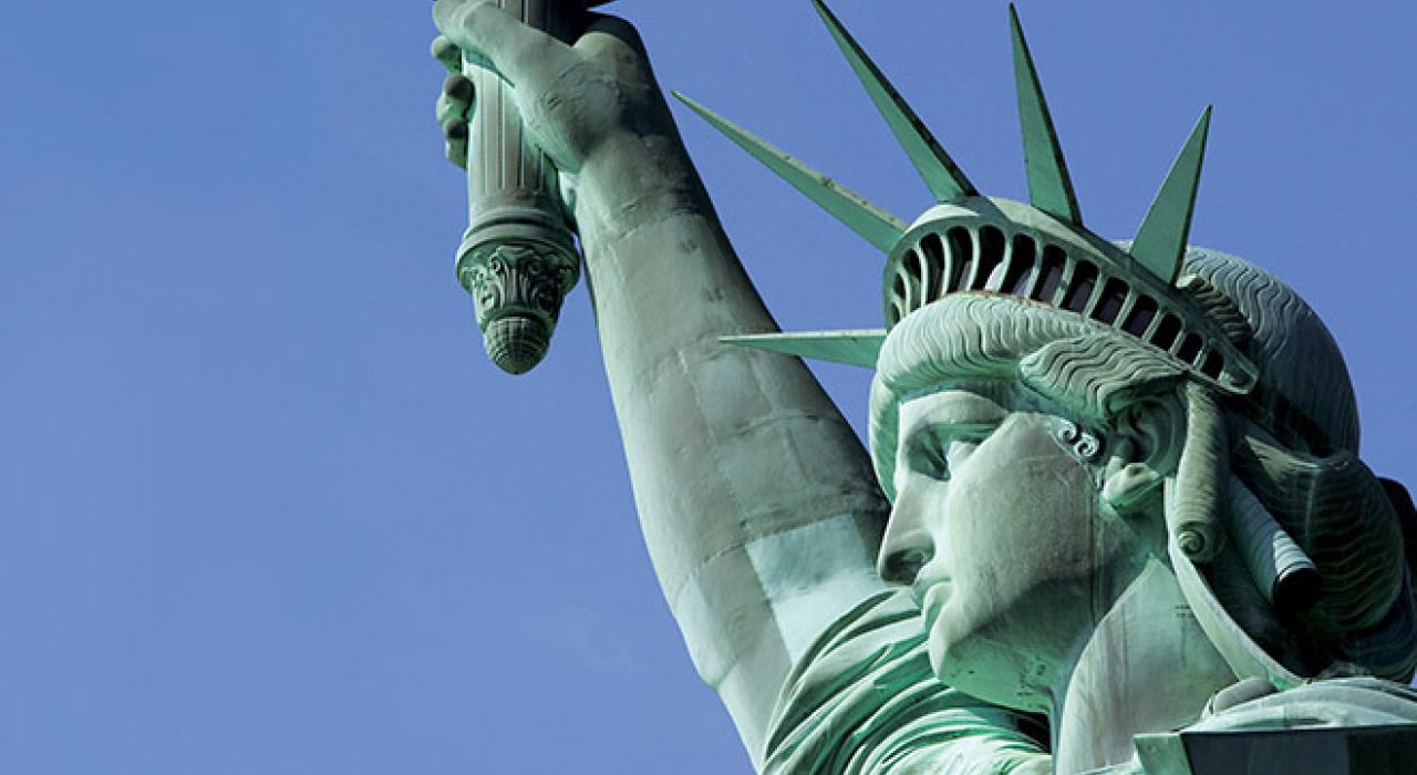 纽约港的欢迎灯塔——自由女神像