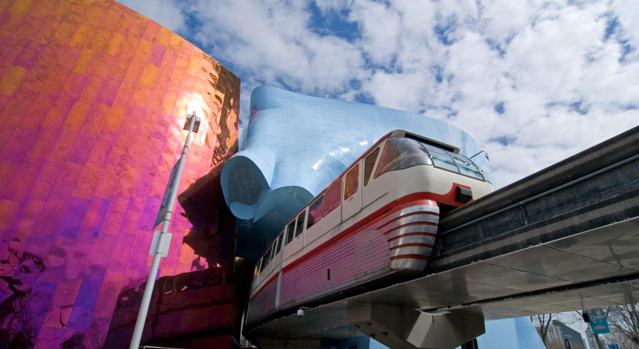 穿过 MoPOP（流行文化博物馆）的单轨列车，华盛顿州西雅图