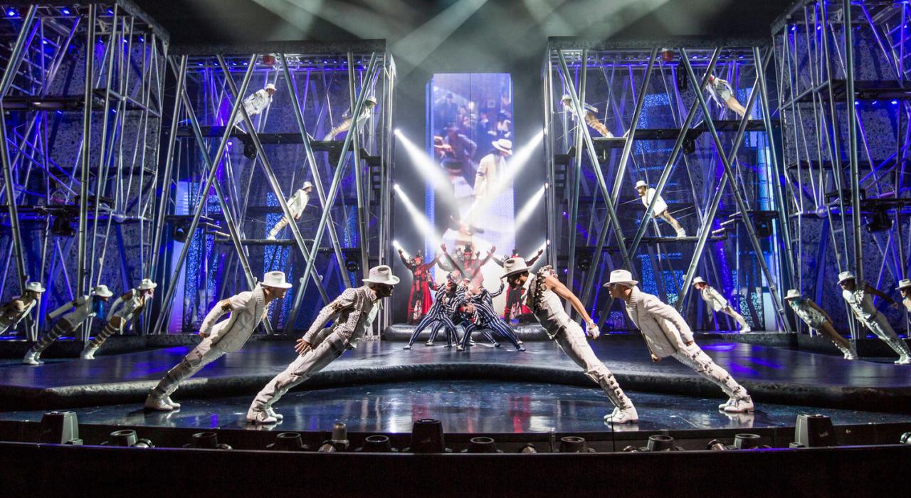 “Smooth Criminals 犯罪高手”（艺术体操运动员）与迈克尔的舞蹈队“MJ 勇士”争斗表演，最后舞蹈在呈现标志性的“Smooth Criminal”倾斜状态时达到高潮。