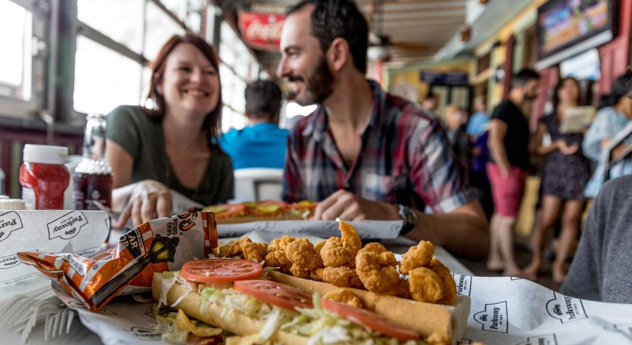 什么也比不上闻名遐迩的 Parkway Bakery & Tavern 潜艇三明治