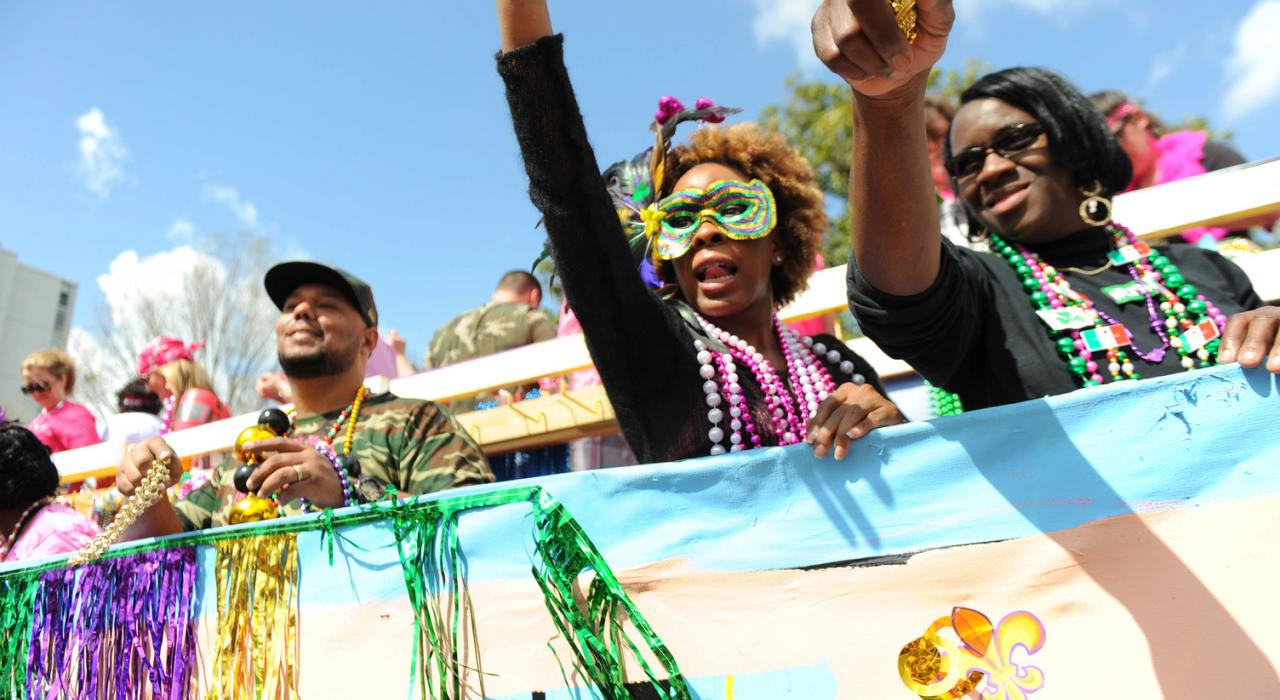 狂欢者都在路易斯安那州的巴吞鲁日市中心庆祝新奥尔良狂欢节