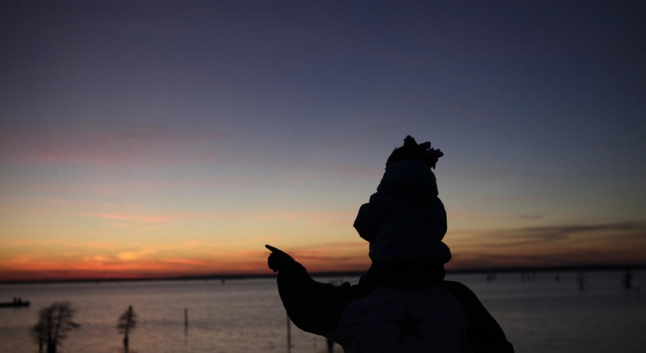 Earl G. Williamson Park 位于石油城喀多湖 (Caddo Lake) 沿岸，您可以在此欣赏到多彩的天空之景