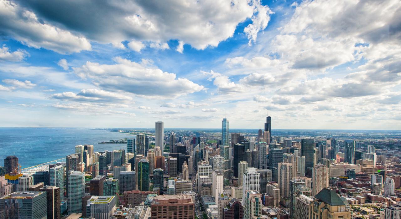 从约翰•汉考克中心摩天大楼饱览城市天际线景观