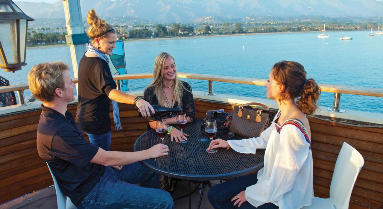 在以优质精选葡萄酒闻名的深海品酒室欣赏海滨景致 在以优质精选葡萄酒闻名的深海品酒室欣赏海滨景致