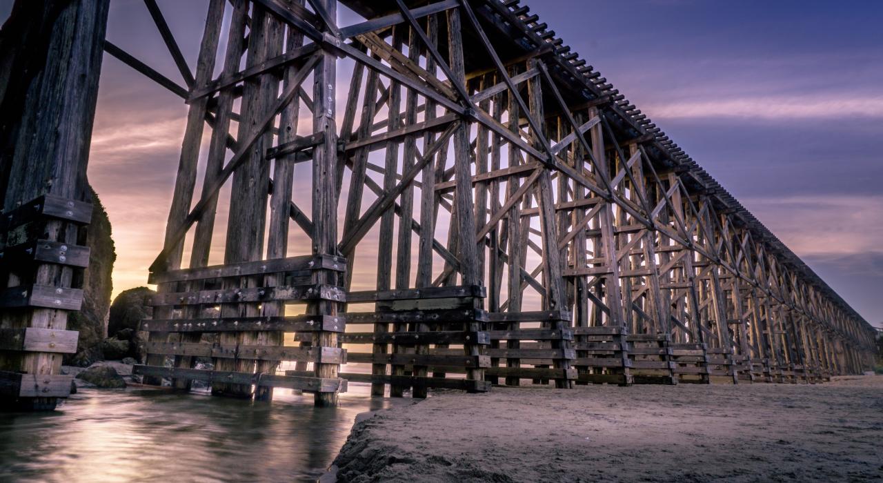 布拉格堡布丁溪上方历史悠久的铁路栈桥