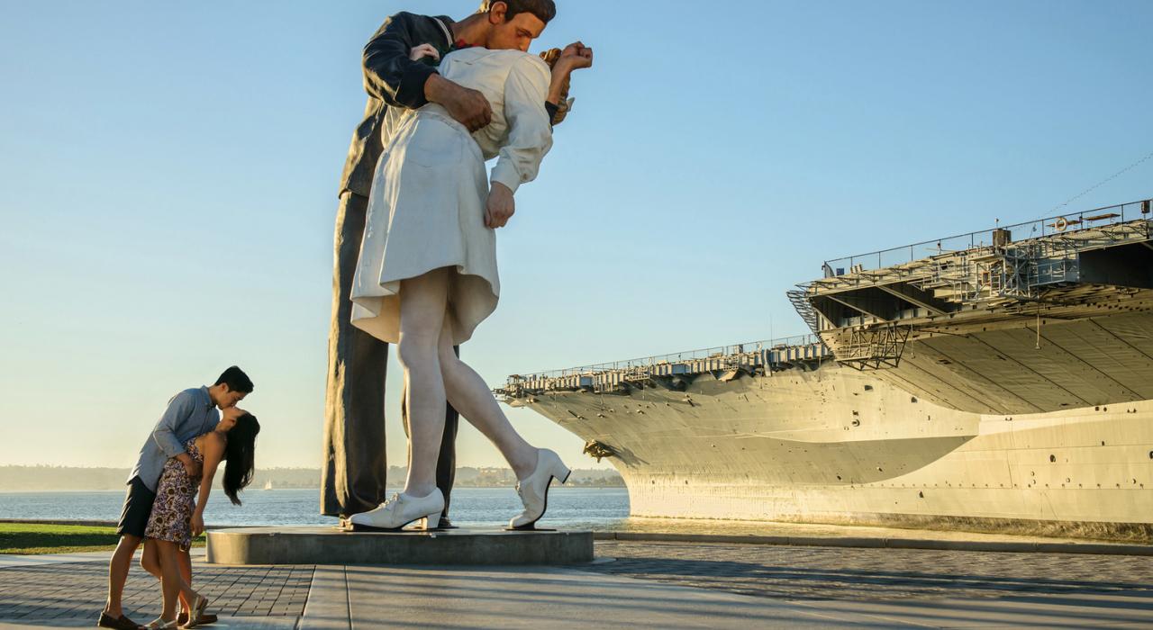 圣地亚哥中途岛号航母旁的“无条件投降”雕塑