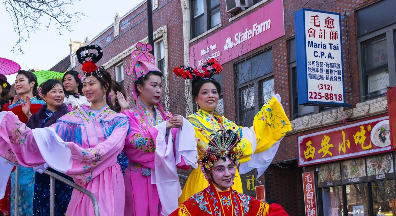 跟随游行人群穿过中国城庆祝春节 跟随游行人群穿过中国城庆祝春节