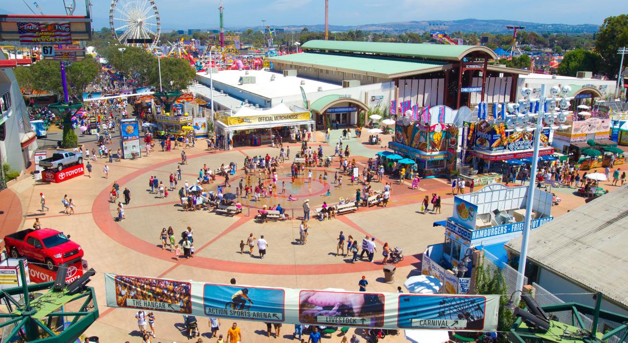 从空中鸟瞰橙县最热闹的集市 OC Fair 集市。