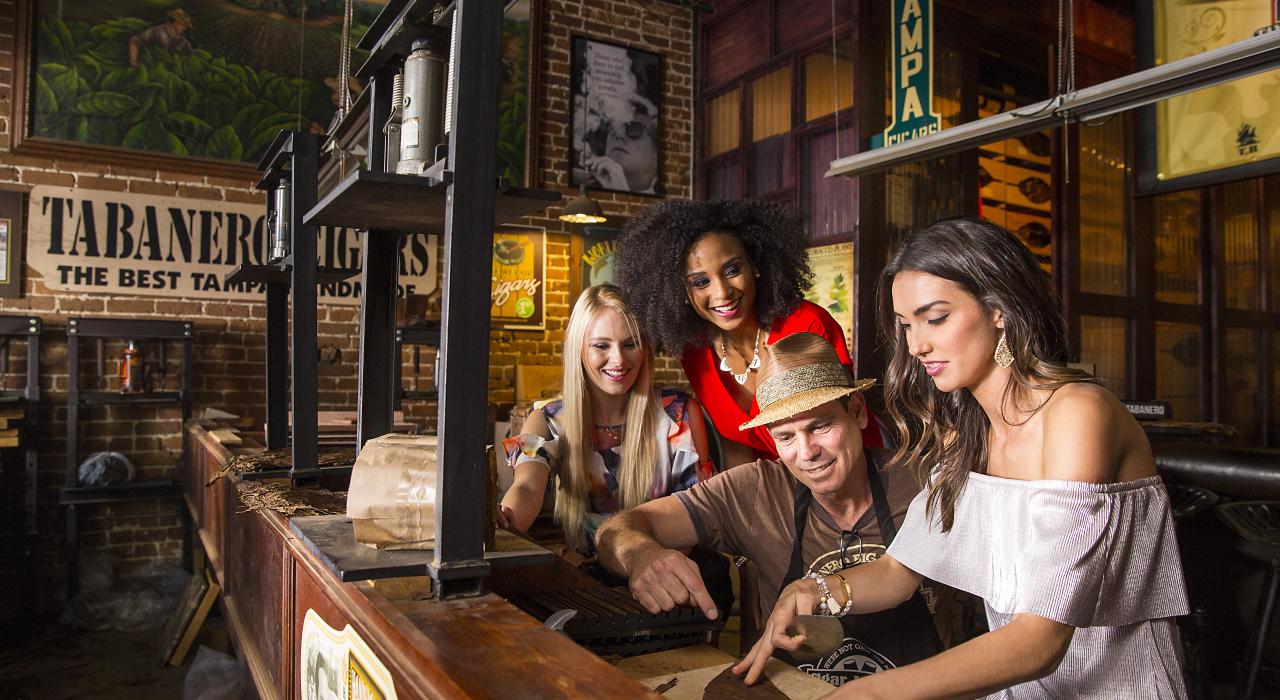 易博市的一位雪茄卷制大师在展示他的手艺