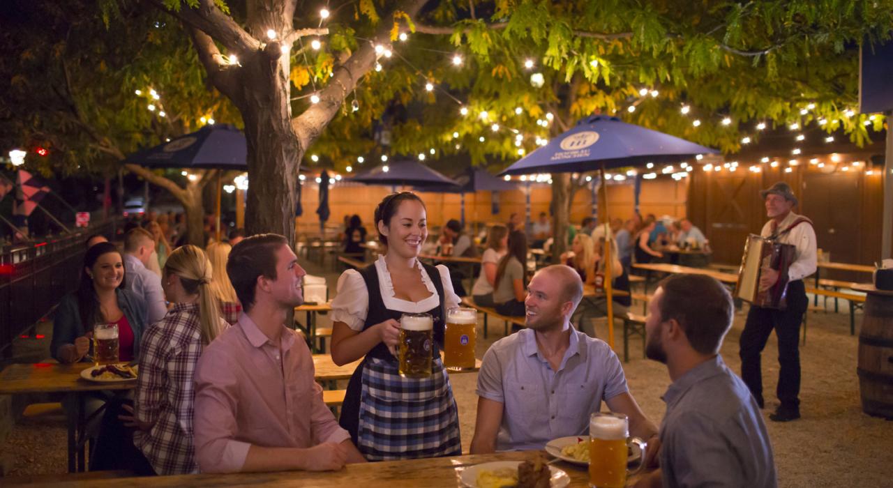 纽波特 Hofbrauhaus 啤酒屋富有节日氛围的啤酒花园