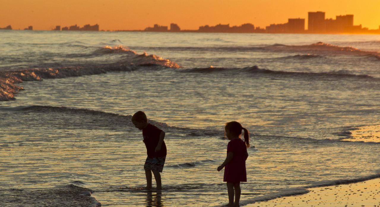 在夕阳下的海滩上嬉戏 在夕阳下的海滩上嬉戏