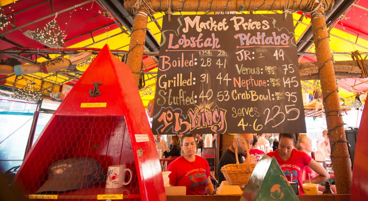 前往马萨诸塞州的海鲜休闲餐厅，品尝新鲜美味的龙虾